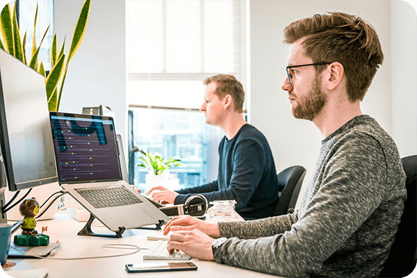 Mann sitzt am Computer 